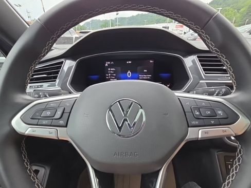 Used 2022 Volkswagen Tiguan SE w/ Panoramic Sunroof Package AWD/4WD image 11