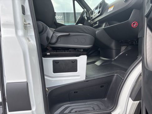 Used 2024 Mercedes-Benz Sprinter 2500 image 36