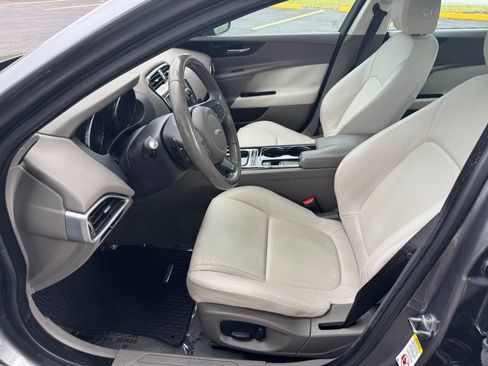 Used 2017 Jaguar XE Premium image 6