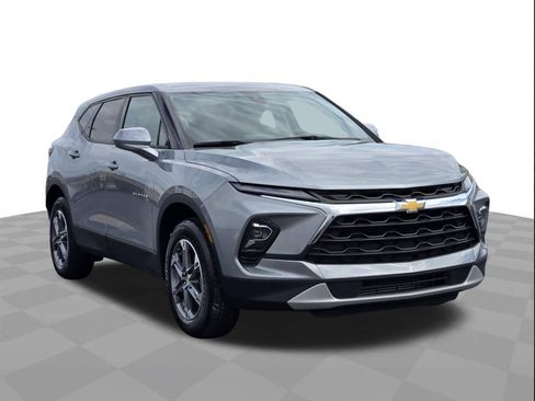 Used 2025 Chevrolet Blazer LT image 3