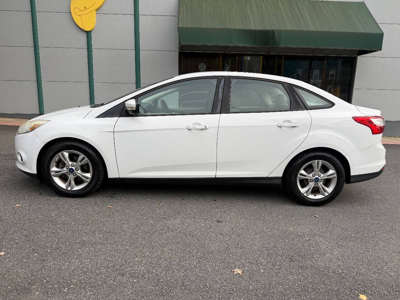 Used 2013 Ford Focus SE w/ SE Winter Pkg FWD image 3