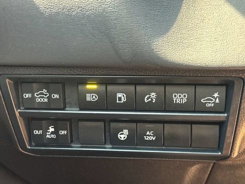 Used 2025 Toyota Tundra Platinum AWD/4WD image 29