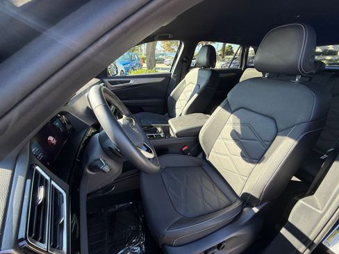 Used 2025 Volkswagen Atlas Cross Sport SE image 32