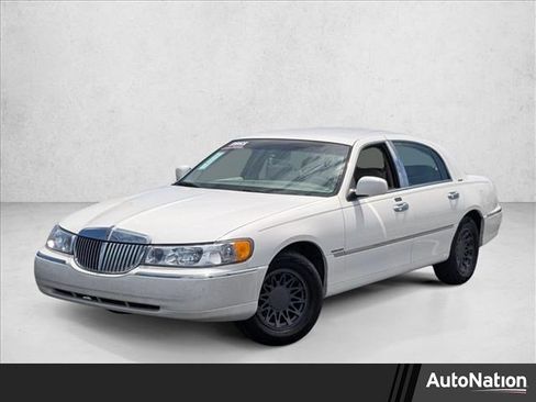 Used 2000 Lincoln Town Car Signature RWD image 1