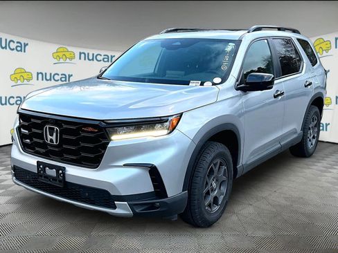 Used 2025 Honda Pilot TrailSport image 2