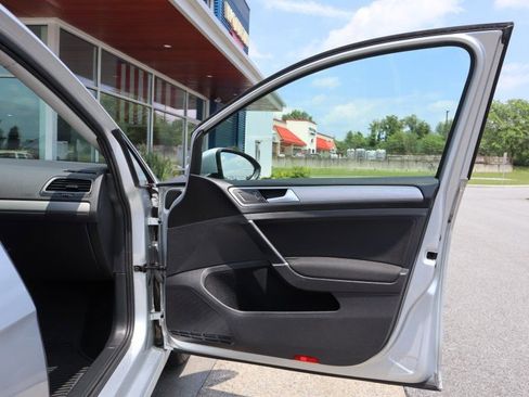 Used 2017 Volkswagen Golf S image 22