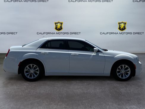 Used 2019 Chrysler 300 Touring RWD image 6