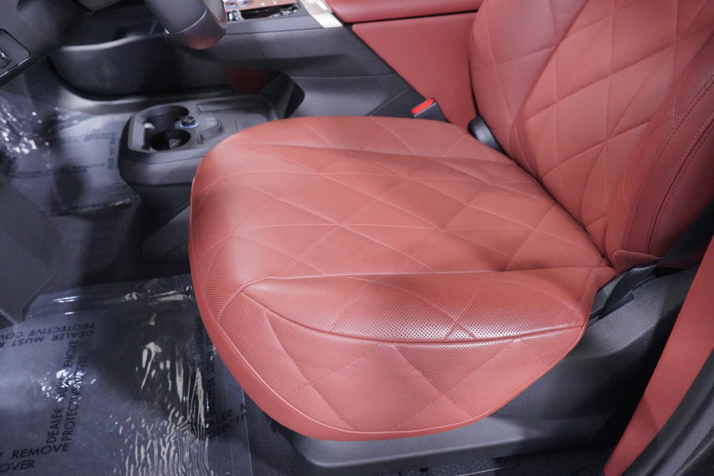 Used 2024 BMW iX xDrive50 w/ Sport Package AWD/4WD image 8