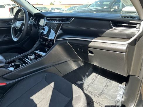 Used 2023 Jeep Grand Cherokee Laredo AWD/4WD image 27