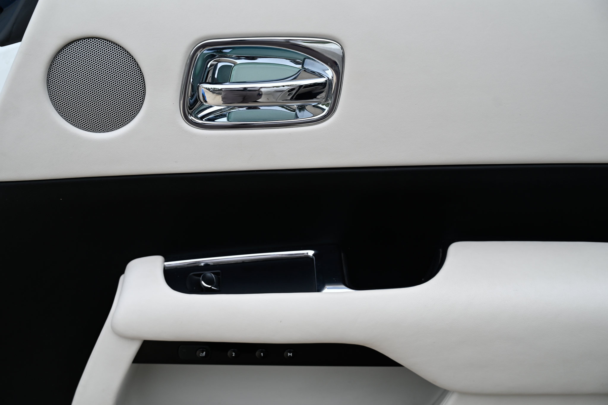 Used 2018 Rolls-Royce Dawn RWD image 46