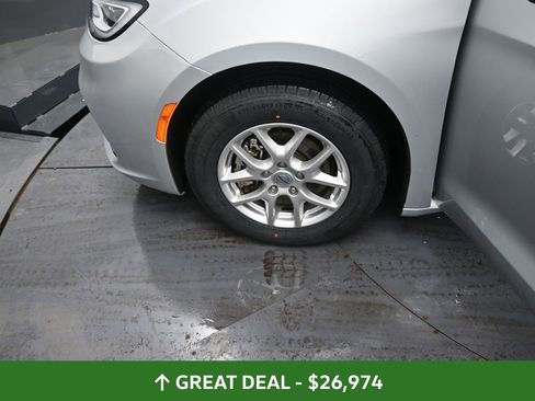 Used 2024 Chrysler Pacifica Touring-L image 15