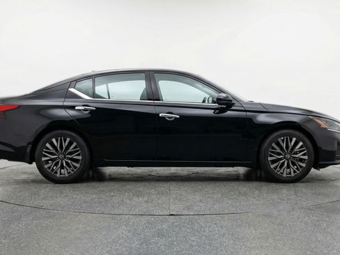 Used 2025 Nissan Altima 2.5 SV image 11