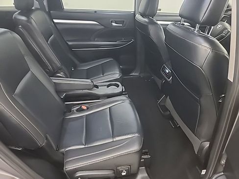 Used 2019 Toyota Highlander XLE image 15