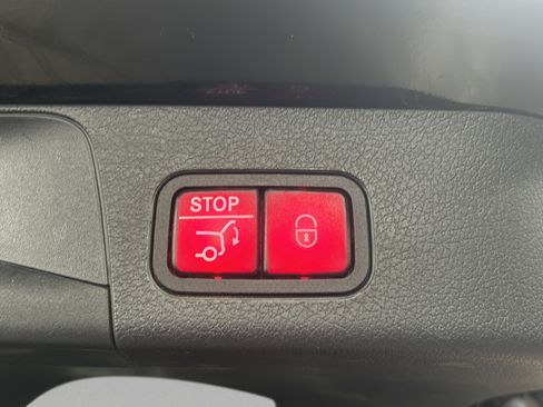 Used 2024 Mercedes-Benz GLB 250 image 28
