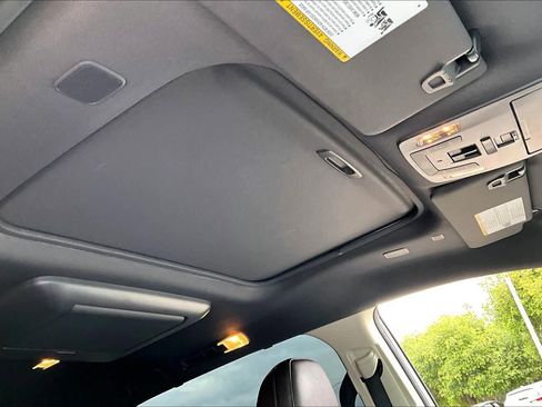 Used 2023 Toyota Sienna Platinum AWD/4WD image 13