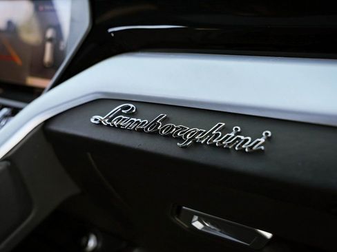 Used 2019 Lamborghini Urus AWD/4WD image 26