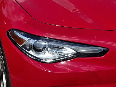 Used 2017 Alfa Romeo Giulia AWD image 4