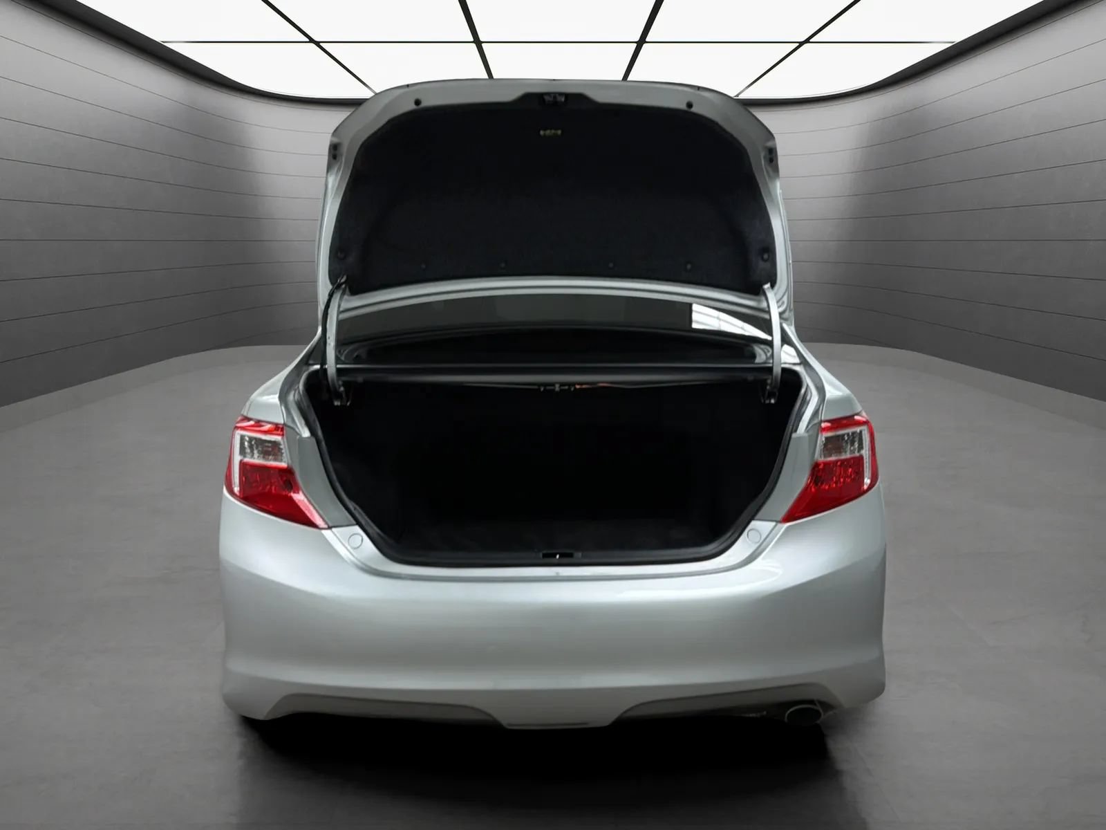 Used 2013 Toyota Camry SE FWD image 18