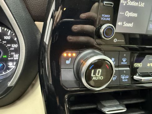 Used 2021 Toyota Highlander XLE AWD/4WD image 18