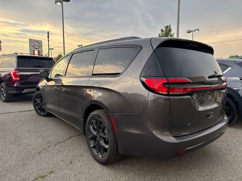 Used 2022 Chrysler Pacifica Touring-L w/ S Appearance Package AWD/4WD image 8