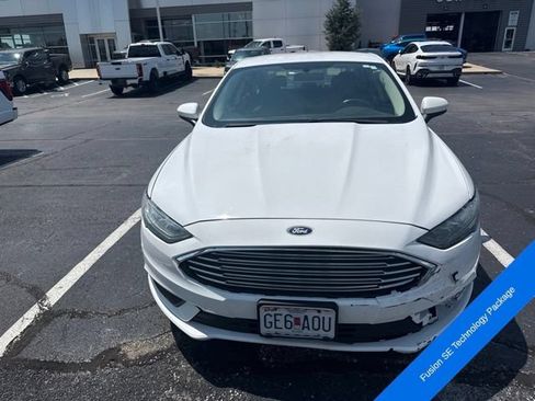 Used 2017 Ford Fusion SE w/ Fusion SE Technology Package FWD image 2