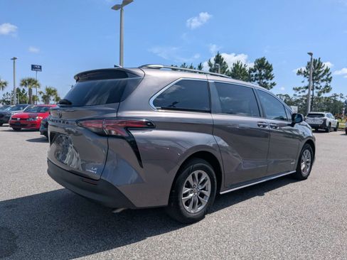 Used 2021 Toyota Sienna LE w/ LE Plus Package AWD/4WD image 4