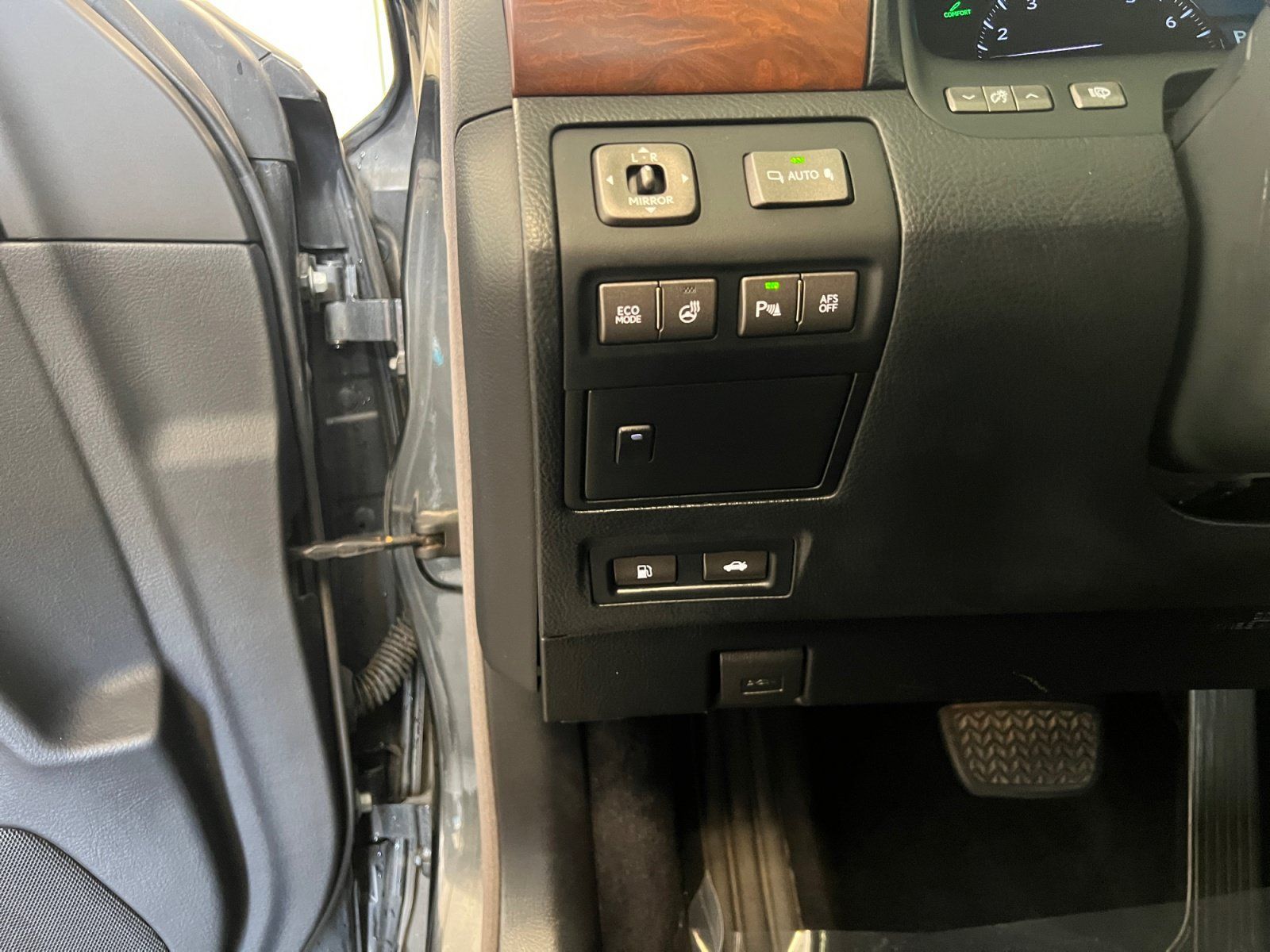Used 2011 Lexus LS 460 w/ Sport Pkg RWD image 12