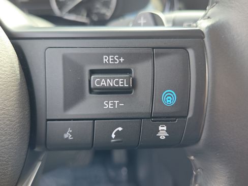 Used 2025 Nissan Pathfinder SV FWD image 23