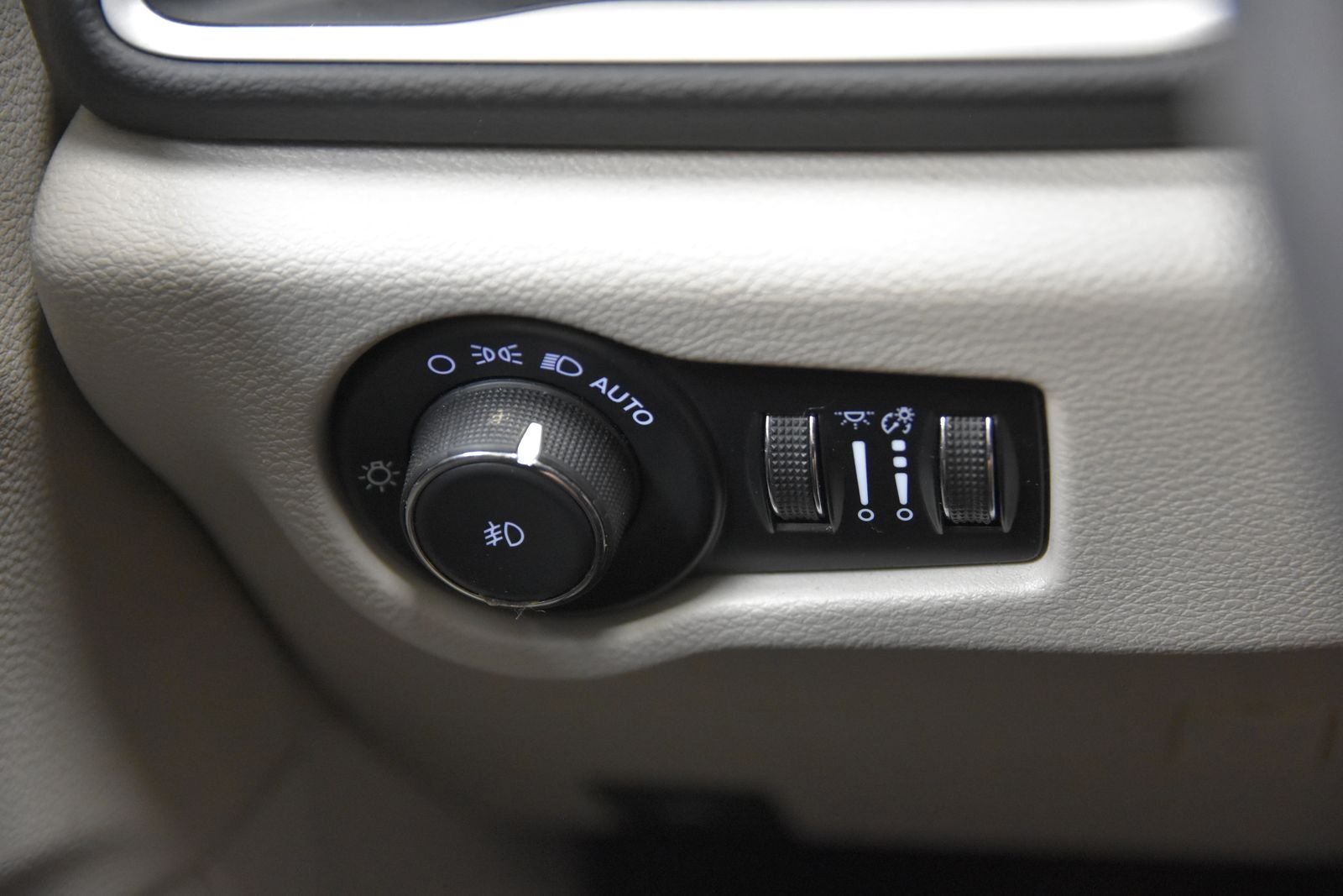 Used 2023 Chrysler Pacifica Touring-L FWD image 18