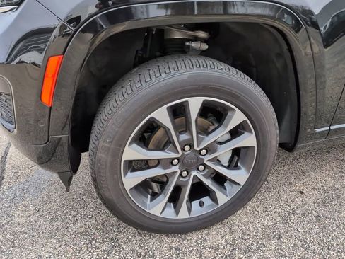 Certified 2024 Jeep Grand Cherokee Overland w/ Luxury Tech Group IV AWD/4WD image 15