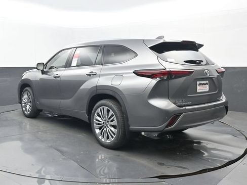 New 2026 Toyota Highlander Platinum AWD/4WD image 3
