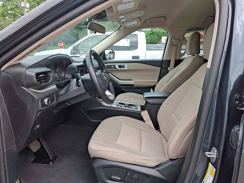 Used 2023 Ford Explorer XLT AWD/4WD image 3