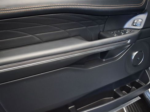 Used 2024 Ford Expedition Platinum image 11