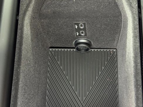 Used 2023 BMW 760i xDrive w/ Executive Package image 36