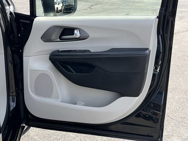 Used 2023 Chrysler Pacifica Touring-L FWD image 23