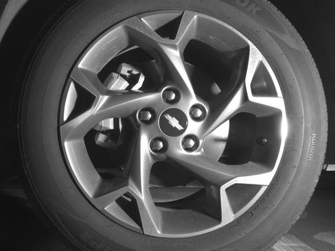 Used 2025 Chevrolet Trax LT FWD image 12