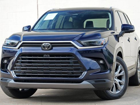Used 2025 Toyota Grand Highlander AWD image 3