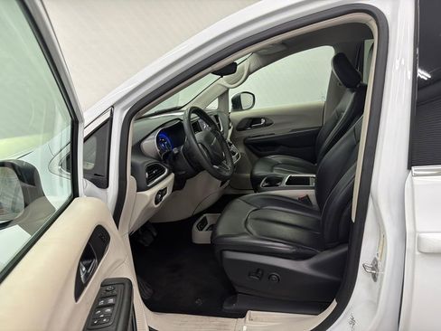 Used 2023 Chrysler Pacifica Touring-L FWD image 9