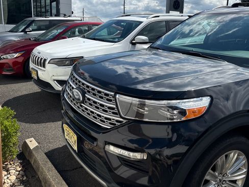 Used 2021 Ford Explorer Limited w/ Hybrid Equipment Group 310A AWD/4WD image 4