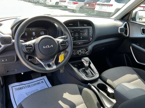 Used 2025 Kia Soul LX w/ LX Technology Package FWD image 27