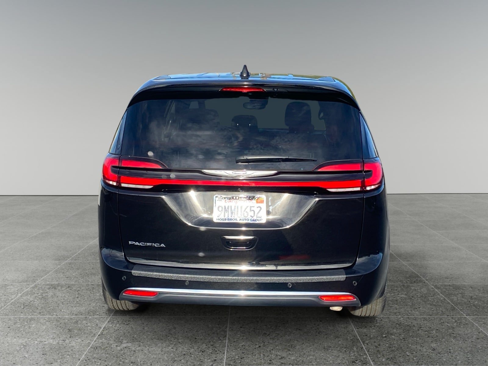 Used 2024 Chrysler Pacifica Touring FWD image 4