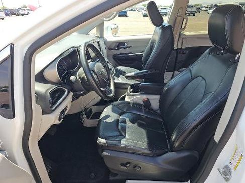 Used 2022 Chrysler Pacifica Touring-L FWD image 5