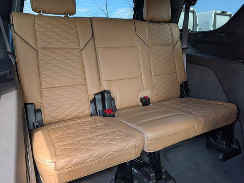 Used 2022 Cadillac Escalade Premium Luxury AWD/4WD image 13