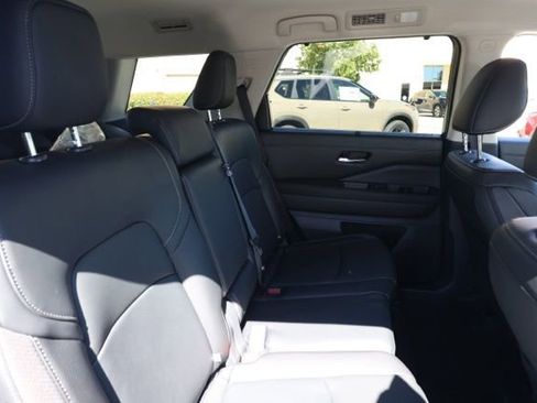 New 2025 Nissan Pathfinder SL image 18
