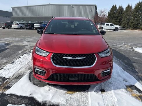 Used 2025 Chrysler Pacifica Select image 6