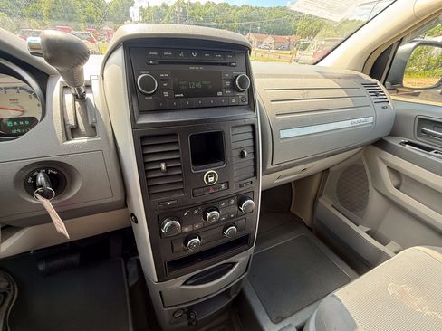 Used 2009 Dodge Grand Caravan SXT w/ Trailer Tow Group FWD image 16