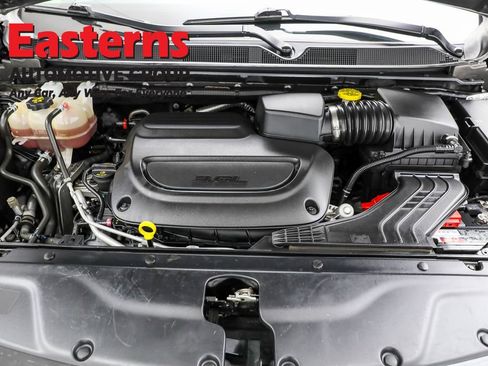 Used 2023 Chrysler Pacifica Touring-L image 7