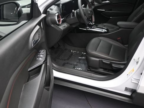 Used 2025 Chevrolet Trax RS w/ Sunroof Package FWD image 11