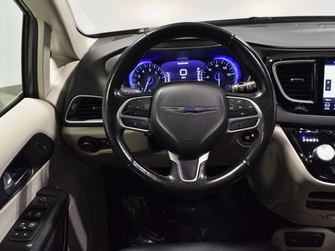 Used 2020 Chrysler Pacifica Touring-L Plus image 12