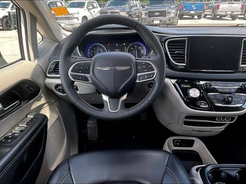Used 2023 Chrysler Pacifica Touring-L FWD image 6